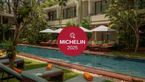 暹粒FCC Angkor by Avani的一家酒店，招牌上写着“mitzilli”