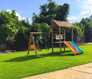 a playground with a slide and a gazebo at No GOLDEN DOLPHIN EXPRESS VOCÊ IRÁ TER MOMENTOS ESPETACULARES! in Caldas Novas
