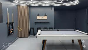 ein Wohnzimmer mit einem Billardtisch in einem Zimmer in der Unterkunft Elegant Retreat- Sleep 10-Boho Dome Lounge-Hot Tub-Games-Golf-Serene Getaway in Sacramento