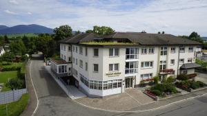 - une vue aérienne sur un bâtiment blanc dans l'établissement Hotel Anika, à Neuenburg am Rhein
