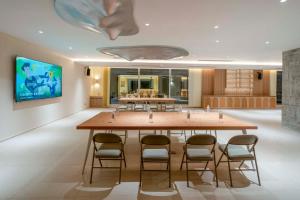 a dining room with a large table and chairs at Xutang (Yang Zhou) hot spring Boutique Hotel&Resorts in Jiangdu