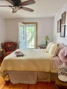 Postel nebo postele na pokoji v ubytování Historic Downtown Gettysburg Entire Home with Free Parking