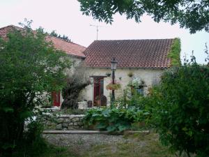 a small white house with a red roof at Le Bosc in Anthé