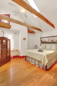 a bedroom with a bed and a wooden floor at Historic Downtown Gettysburg Gem in Gettysburg