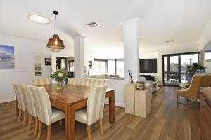 Posezení v ubytování San Remo Resort pool air con home theatre