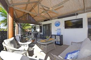 TV a/nebo společenská místnost v ubytování San Remo Resort pool air con home theatre