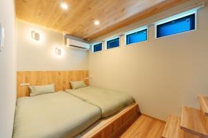熊本YOUR ROOM treehouse KUMAMOTO - Vacation STAY 78979v的一间小卧室,配有床和窗户
