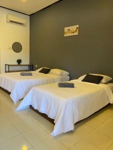 Postel nebo postele na pokoji v ubytování Bayu Cenang 3paxs