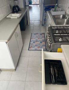 Η κουζίνα ή μικρή κουζίνα στο Moderno departamento en Iquique 3D2B con estacionamiento a pasos de playa Cavancha +4 φωτογραφίες