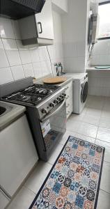 Η κουζίνα ή μικρή κουζίνα στο Moderno departamento en Iquique 3D2B con estacionamiento a pasos de playa Cavancha