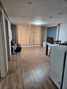 固城郡にあるKumgangsan Condo Sokchoのデスクとテーブル付きの広い客室です。