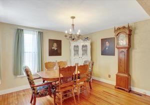 Posezení v ubytování Historic Downtown Gettysburg Entire Home with Free Parking