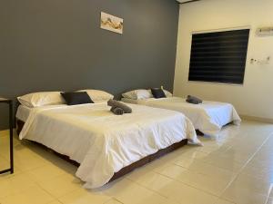 Ένα ή περισσότερα κρεβάτια σε δωμάτιο στο Bayu Cenang 5paxs