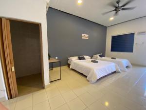 Ένα ή περισσότερα κρεβάτια σε δωμάτιο στο Bayu Cenang 5paxs