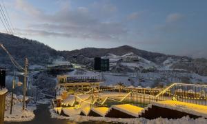 にあるChuncheon bali 376の雪山を背景にした建物