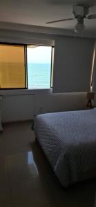 ein Schlafzimmer mit zwei Fenstern und einem Bett darin in der Unterkunft El Dago in Cartagena de Indias