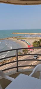 einen Balkon mit Blick auf den Strand und das Meer in der Unterkunft El Dago in Cartagena de Indias