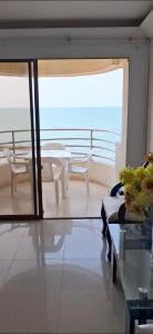 ein Zimmer mit Tisch und Blick auf das Meer in der Unterkunft El Dago in Cartagena de Indias