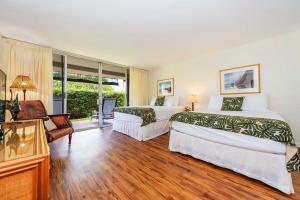 Una habitación de hotel con dos camas y balcón. en Eldorado K102 · EL K102 Relax Unwind Recharge 1BD w Pool AC, en Kahana 49 fotos más
