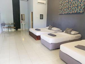 Postel nebo postele na pokoji v ubytování Bayu Cenang 4paxs 3beds