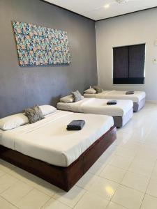 Postel nebo postele na pokoji v ubytování Bayu Cenang 4paxs 3beds