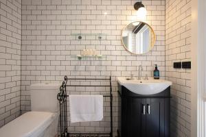 A bathroom at Chilmore on the Gib Még 22 kép