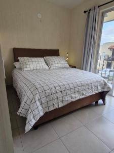 een slaapkamer met een bed en een raam met uitzicht bij Casa Alta California Pet Friendly in Tlajomulco de Zúñiga