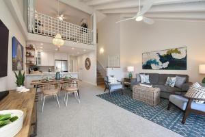 ワイレアにあるMaui Kamaole E202 · MKO E202 Remodeled 2BD Retreat wAC Pool Nearのソファとテーブルのあるリビングルーム
