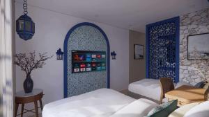 CalasiaoにあるCox Hotelのベッドが2つあり、壁がアーチになっている部屋