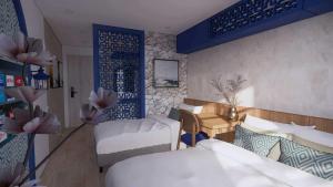 CalasiaoにあるCox Hotelのベッド2台と机のある部屋のレンダリング