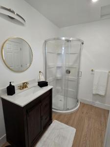 um banheiro com chuveiro, pia e espelho em Comfortable Luxury Studio em Northridge