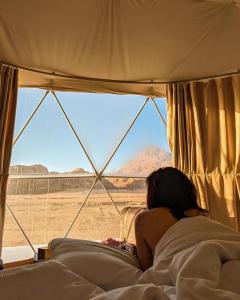 Nespecifikovaný výhled na hory nebo výhled na hory při pohledu z chaty