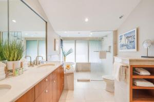 a bathroom with two sinks and a toilet and a shower at Kapalua Bay Villas 36G5 · KBV 36G5 1BD Condo w Unobstructed Ocea in Kahana +65 photos