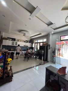 eine Person, die in einem Raum mit einem Esszimmer steht in der Unterkunft Tự Do Homestay Huế in Hue