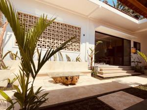 a house with a fountain in the middle of a courtyard at The Sangka House in Mendaya