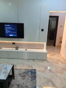 Μια τηλεόραση ή/και κέντρο ψυχαγωγίας στο JISS Apartments and Hotels +2 φωτογραφίες