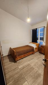 ein Schlafzimmer mit einem Bett in der Zimmerecke in der Unterkunft El Descanso Placentero in Cordoba