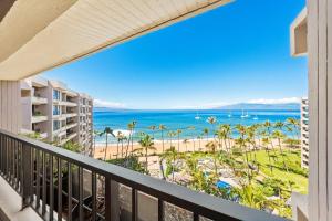 Un balcón con vista a la playa y al océano. en Kaanapali Alii 4104 · ALII 4104 Breathtaking Ocean Views 2Bedroo, en Kaanapali