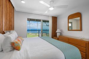 Postel nebo postele na pokoji v ubytování Napili Surf 207 · NSF 207 BeachFront Condo Napili Bay + 47 fotografií
