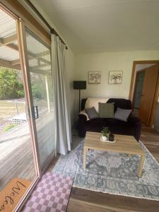 Posezení v ubytování Richo’s Retreat, 1 bed unit near Great Ocean Road