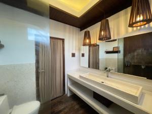 CemagiVilla Kayu Sungkai的带水槽、镜子和马桶的浴室 更多28张照片