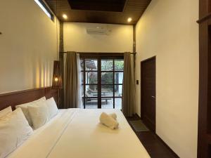 CemagiVilla Kayu Sungkai的卧室里有一张床，床上有一条毛巾