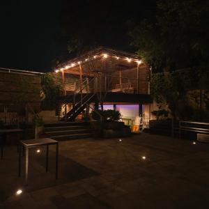 ein Gebäude mit Lichtern in der Nacht in der Unterkunft Happy House Hostel in Santiago