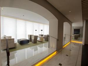 a large living room with a couch and a table at Jinjiang Metropolo Classiq Shanghai Jing'an Temple in Shanghai +22 photos