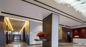 a lobby with a vase of flowers in a building at Echeng Hotel Changsha Evening News in Changsha