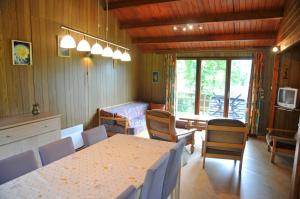 Pokój ze stołem i krzesłami oraz sypialnią w obiekcie La Boverie w mieście Rendeux