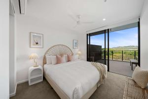 En eller flere senge i et værelse på The Corso - Sophisticated Living with Waterway Views