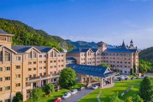 a view of a hotel with cars parked in a parking lot at Deefly Yinrun Town Hotel in Deqing