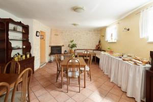 eine Küche und ein Esszimmer mit einem Tisch und Stühlen in der Unterkunft Penzion Rossini in Franzensbad