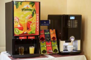 eine Kaffeemaschine und eine Mikrowelle auf dem Tisch in der Unterkunft Penzion Rossini in Franzensbad